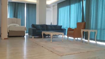 Televisión LED, estación para iPod, impresora