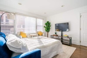 2 bedrooms, iron/ironing board, travel cot, free WiFi - 3 -bed apartment just steps to Lake Michigan (Chicago)