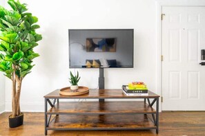 Interior - 3 -bed apartment just steps to Lake Michigan (Chicago)