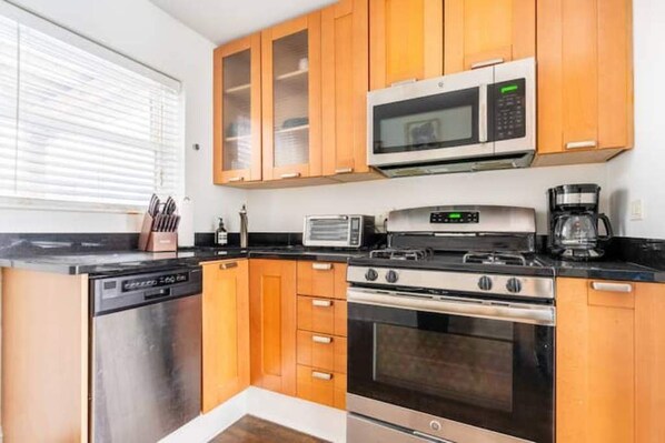 Een koelkast, een microgolfoven, een oven, een kookplaat