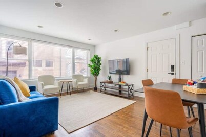 3 -bed apartment just steps to Lake Michigan