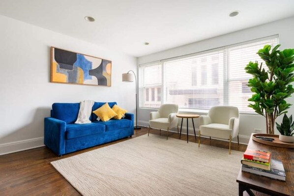 Smart TV - 3 -bed apartment just steps to Lake Michigan (Chicago)