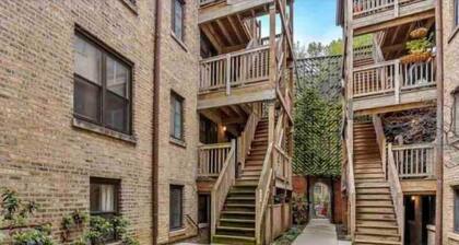 3 -bed apartment just steps to Lake Michigan
