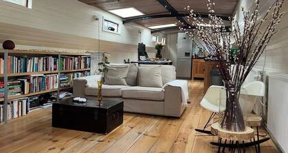 Romantic houseboat on superb location in canalbelt