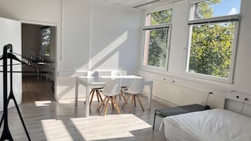 3 bedrooms, desk, WiFi, bed sheets