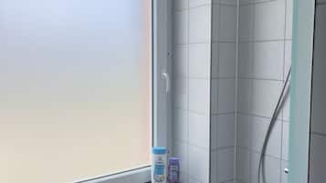 Douche, serviettes fournies, savon, shampoing