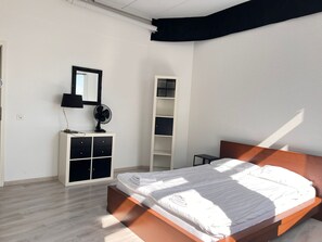 3 bedrooms, desk, WiFi, bed sheets - Bright, comfy, industrial looking (Fällanden)