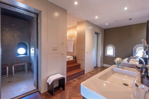 Panoramic Suite | Bathroom | Slippers, towels - Villa Pattono Wine Country Resort (Costigliole d'Asti)
