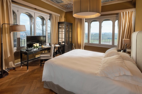 Panoramic Suite | Desk, soundproofing, free WiFi, bed sheets