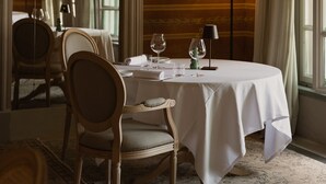 Un coin repas avec une table ronde, des chaises et une lampe.