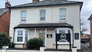 A two-story building with a sign for 'Arlan House' indicating it is a private house. - Arlan House Hotel (Basingstoke)