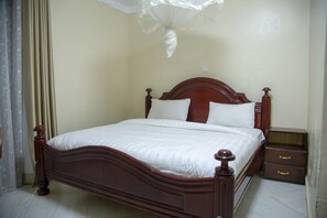 Blackout curtains, soundproofing, free WiFi - Eziana Palm Hotels (Bweyale)