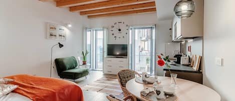 Apartment | Desk, iron/ironing board, free WiFi