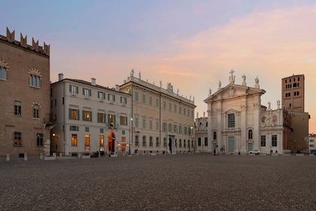 Exterior. Ca' Uberti Palace Hotel , Mantegna Hotels