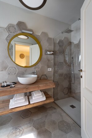 Ducha, artículos de tocador gratuitos, secador de pelo, bidet