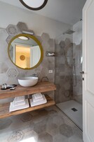 Ducha, artículos de tocador gratuitos, secador de pelo, bidet