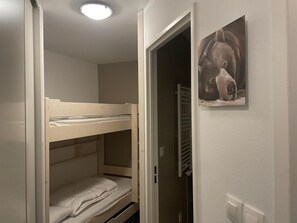 2 عدّة غرف نوم وواي فاي وملاءات أسرّة