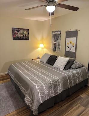 1 slaapkamer, een bureau, een strijkplank/strijkijzer, gratis wifi