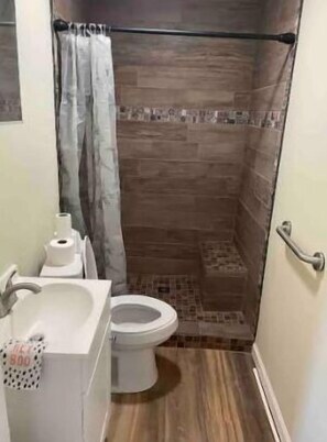 Douche, séchoir à cheveux, serviettes fournies, savon