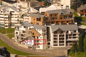 Exterior - 80m from resort center, 1st floor, view mountain, swimming pool, terrace, tv, ski locker, 50m² (Eaux-Bonnes)