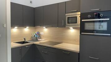 Coffee/tea maker, fridge, microwave, oven