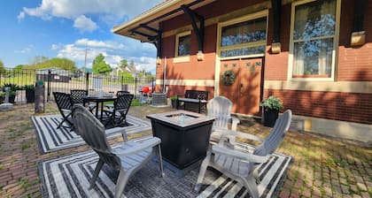 Historic Springville Train Station 2-Bedroom Hotel Apartment With Private Patio