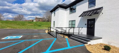 The Traveler on Main - Suite #7- ADA Compliant- Across the Street from Back of the Dragon!