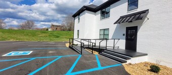 The Traveler on Main - Suite #7- ADA Compliant- Across the Street from Back of the Dragon!