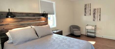 2 soverom, skrivebord, strykejern/-brett og wi-fi (inkludert)