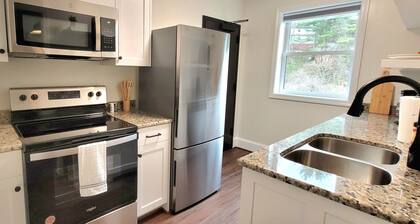 The Traveler On Main - Suite #2- Across the Street from Back of the Dragon!