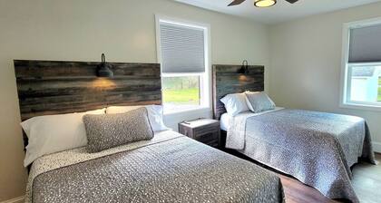 The Traveler On Main - Suite #2- Across the Street from Back of the Dragon!