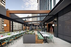 Outdoor dining - New Luxury Unit in Heart of MTL 908 | Metro access (Montréal)