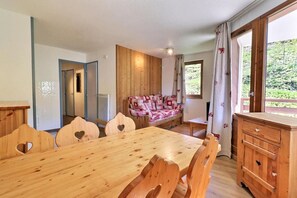 Dining - 150m from resort center, 5th floor, balcony, ski locker, 41m², La Tania (Courchevel)