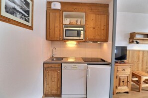 Fridge, microwave, oven, dishwasher - 150m from resort center, 7th floor, balcony, ski locker, 25m², La Tania (Courchevel)