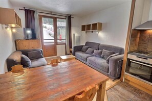 Living area - 150m from resort center, 1st floor, balcony, ski locker, 31m², La Tania (Courchevel)