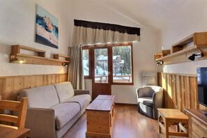Living area - 50m from ski slopes, 5th floor, balcony, ski locker, 31m², La Tania (Courchevel)
