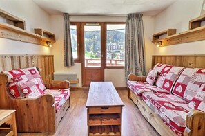 Living area - 150m from resort center, 6th floor, balcony, ski locker, 25m², La Tania (Courchevel)