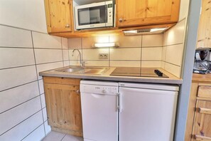 Fridge, microwave, oven, dishwasher - 150m from resort center, 6th floor, balcony, ski locker, 25m², La Tania (Courchevel)