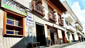 Un hôtel appelé « Domingo », avec une enseigne indiquant qu’il s’agit également d’un restaurant et d’un bar.