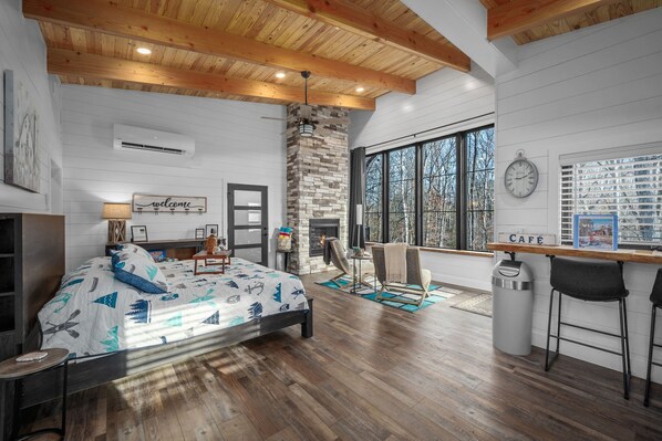 1 habitación, tabla de planchar con plancha y ropa de cama 