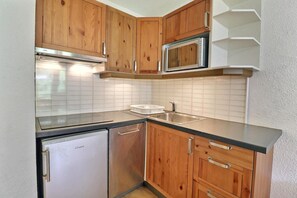 Kjøleskap, oppvaskmaskin og kaffetrakter/tekoker