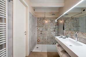 Family Room (Superior) | Bathroom | Shower, free toiletries, hair dryer, bidet - Bonacolsi Collection , Mantegna Hotels (Mantua)