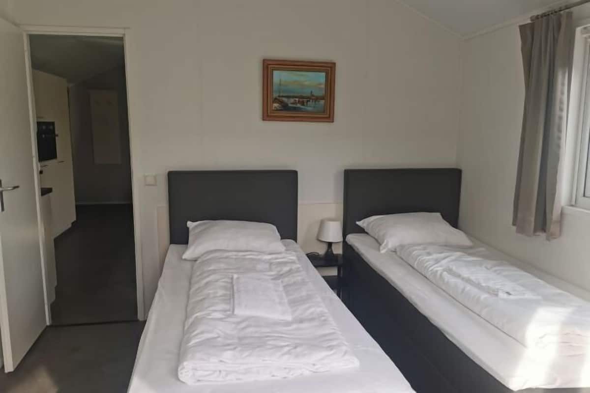 Escritorio, wifi gratis, ropa de cama