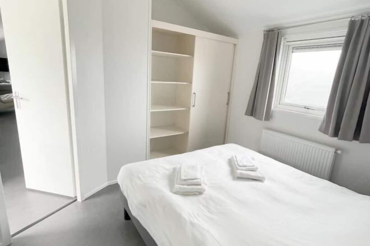 Escritorio, wifi gratis, ropa de cama