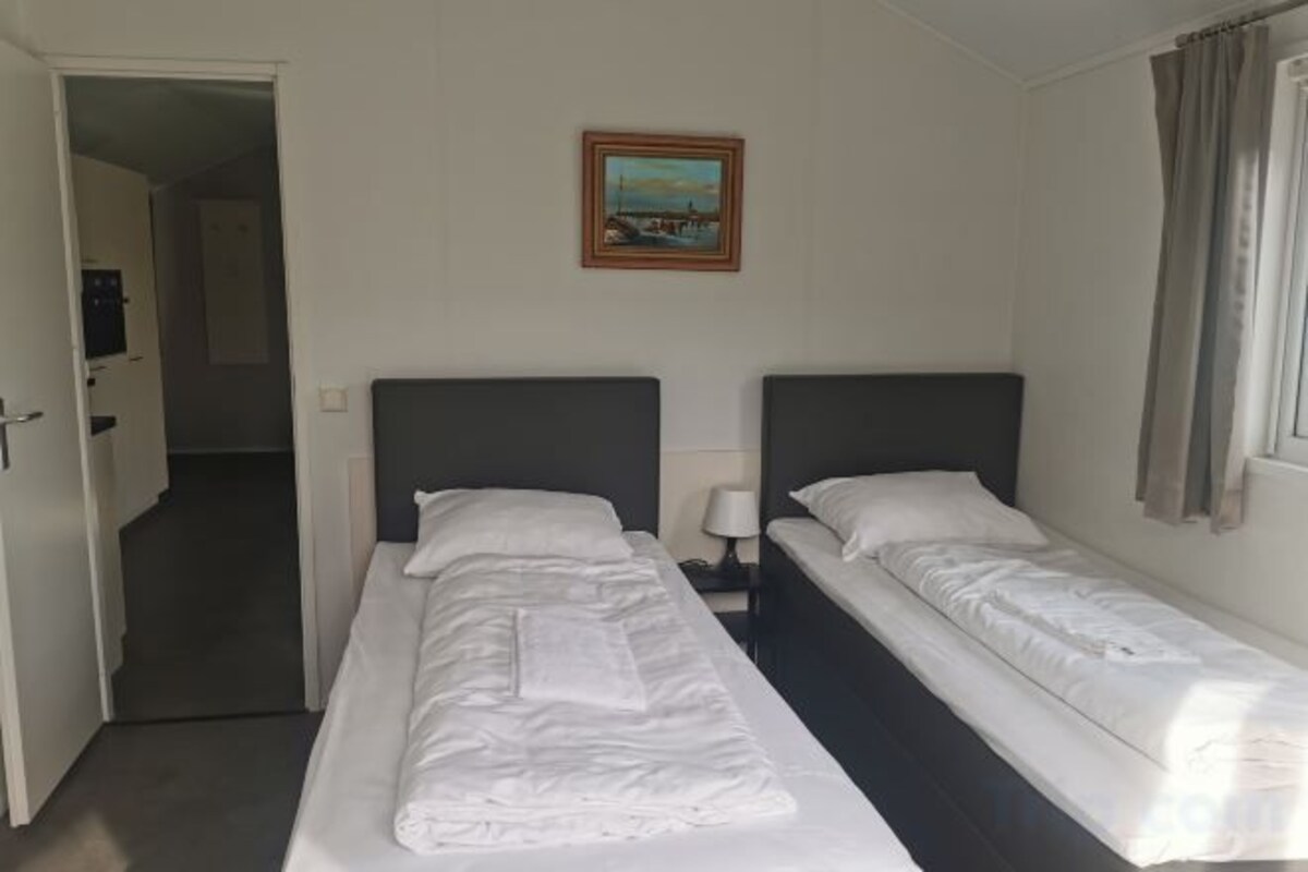Escritorio, wifi gratis, ropa de cama