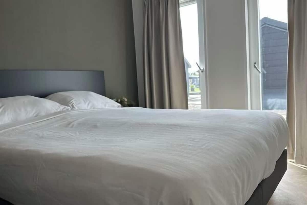Escritorio, wifi gratis, ropa de cama