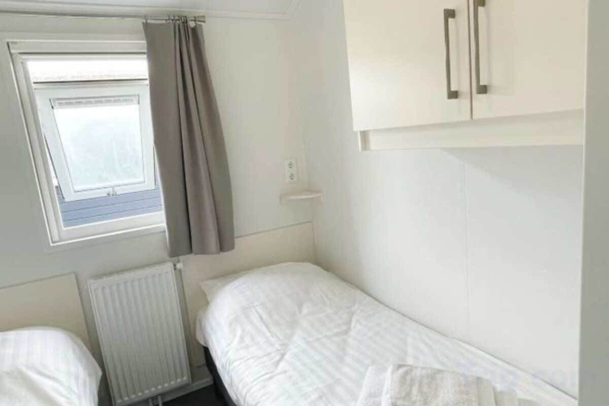Escritorio, wifi gratis, ropa de cama