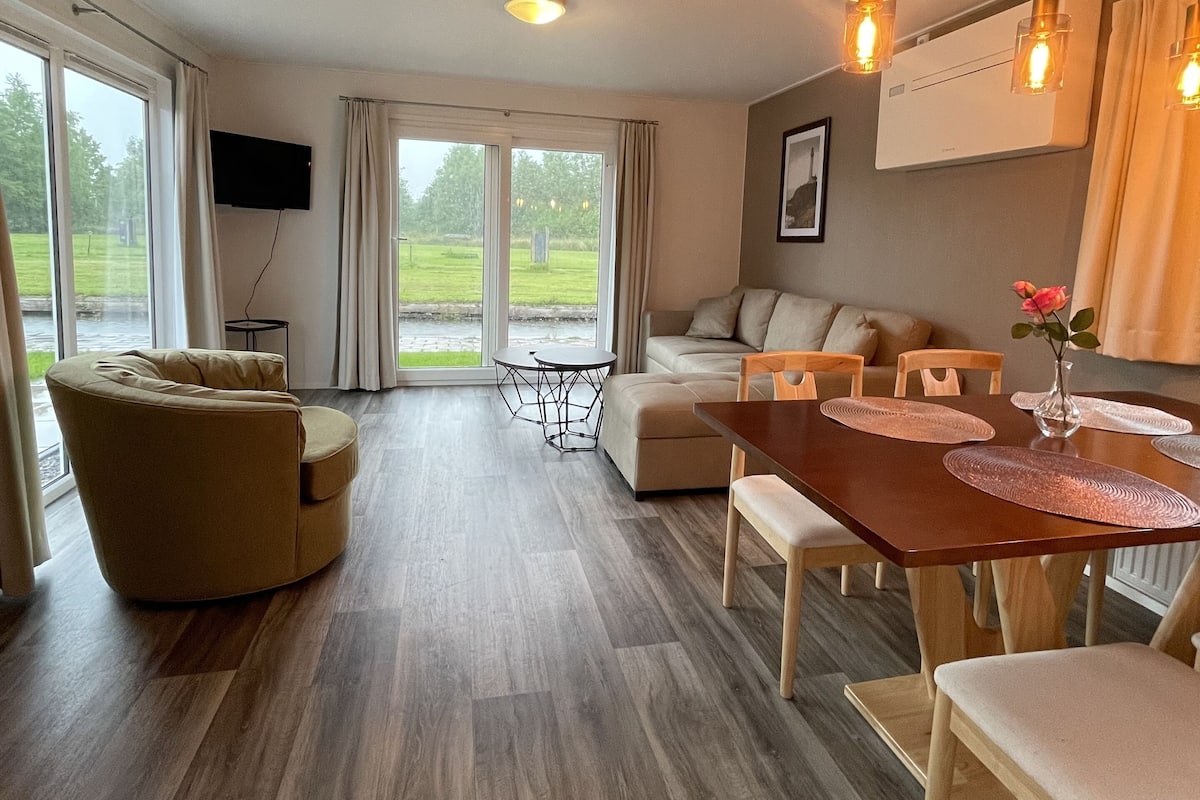 Chalet Comfort, 2 camere da letto, non fumatori, lato lago | Area soggiorno | TV 43 pollici con canali digitali