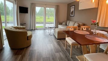 Comfort-Chalet, 2 Schlafzimmer, Nichtraucher, Seeseite | Wohnbereich