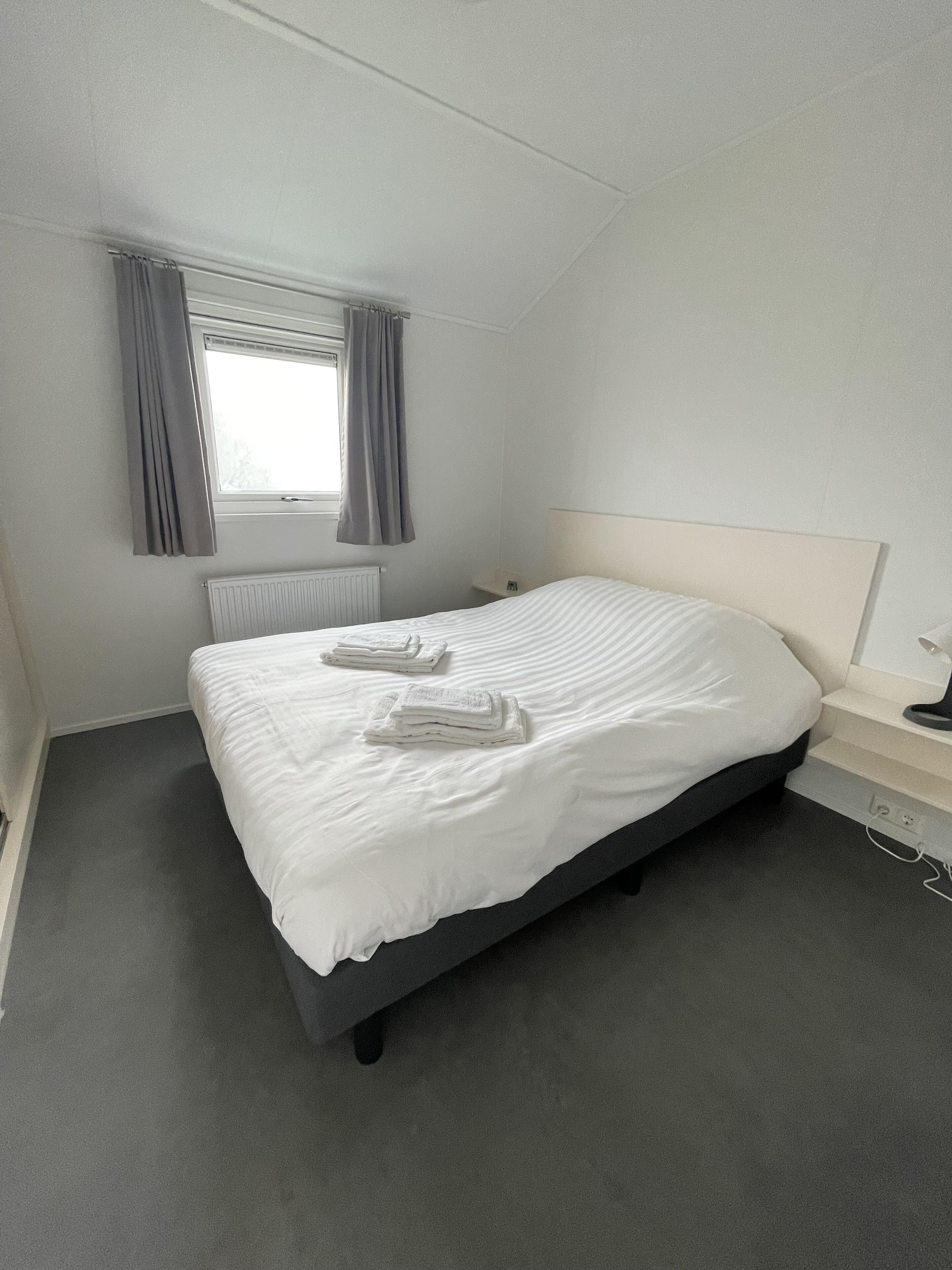 Comfort chalet, 2 slaapkamers, niet-roken, aan het meer | Een bureau, gratis wifi, beddengoed